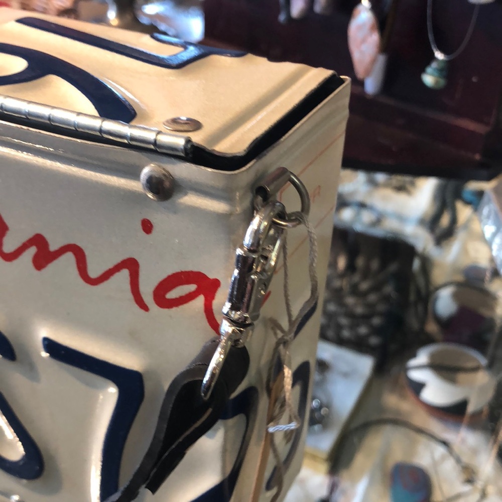 Sale 🥳🥳 Cali Liscense Plate Purse - Picture 3 of 5